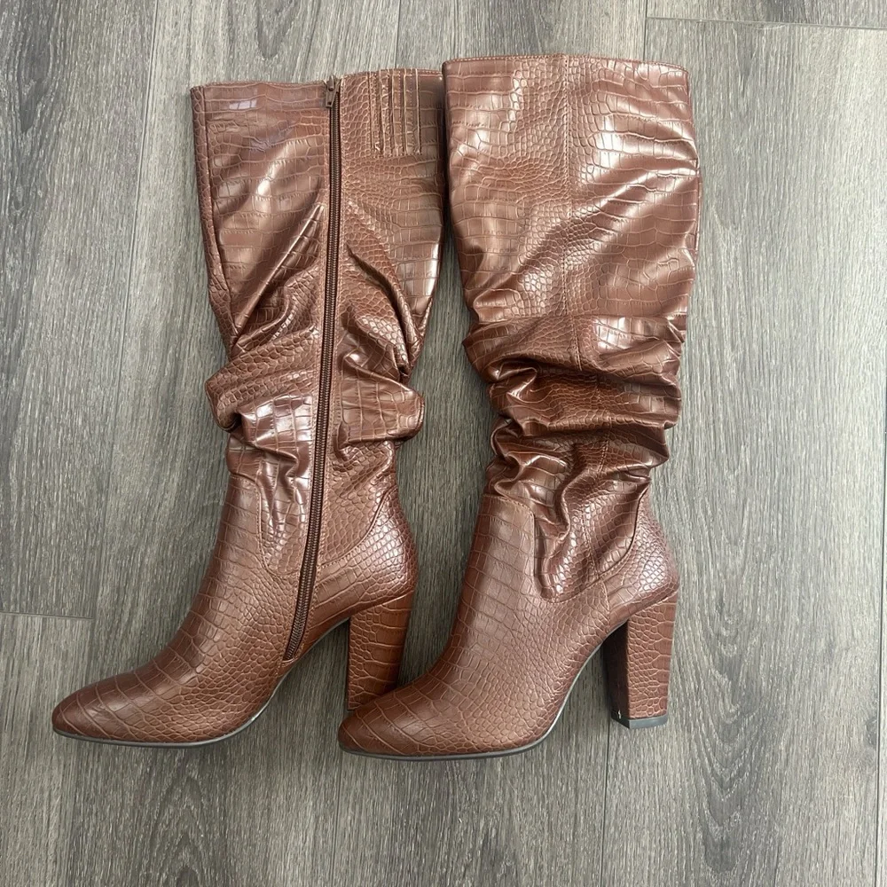NWOT Brown Croc-Embossed Knee-High Boots alligator 🐊 7.5 - Picture 1 of 2